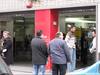 Desempleados esperan en la cola del Servef 